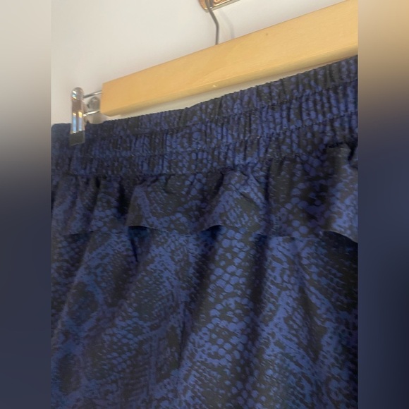 Athleta Mesh Racer Run Short 4” Small blue snakeskin - Picture 8 of 13